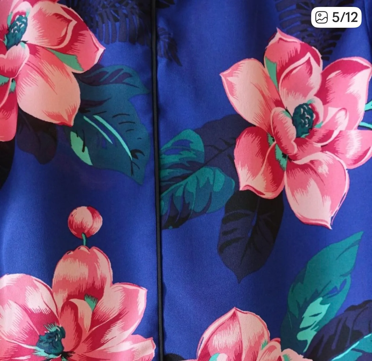 Banana Republic Floral Blouse - Size Large - NWOT image indicator(7)