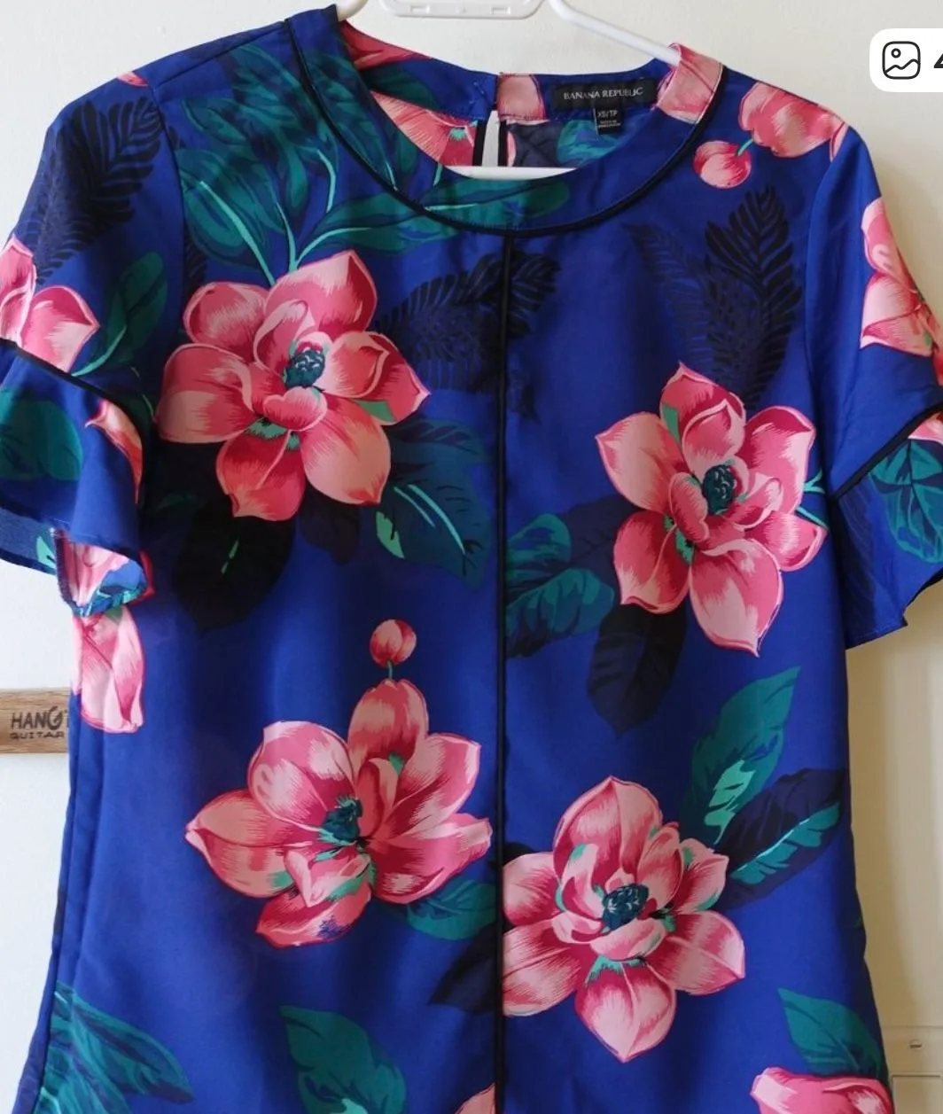 Banana Republic Floral Blouse - Size Large - NWOT image indicator(8)