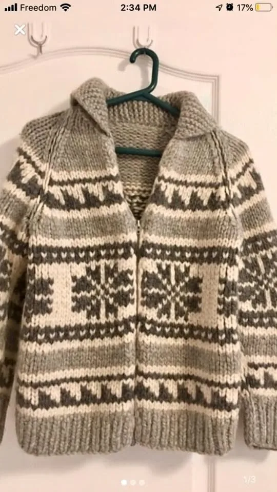100% Hand Knit Snowflake Patterned Sweater - Size Small/Medium thumbnail