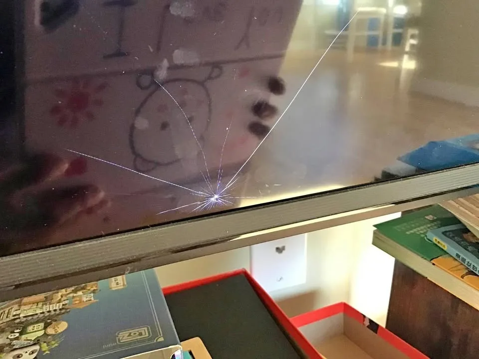 75” Hisense cracked screen Hisense (75A68N)