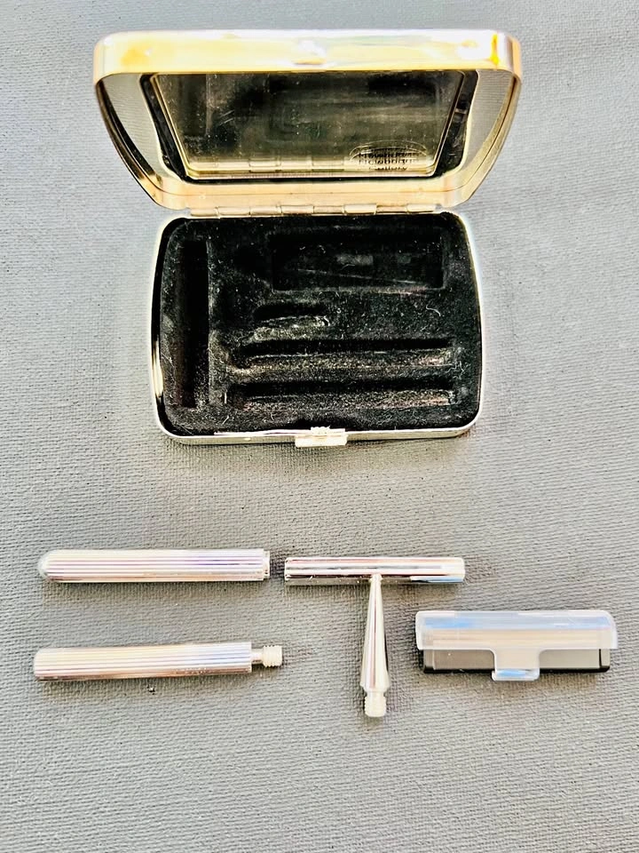 VINTAGE NEWBRIDGE SILVER TRAVEL RAZOR | $65 | One-of-a-kind