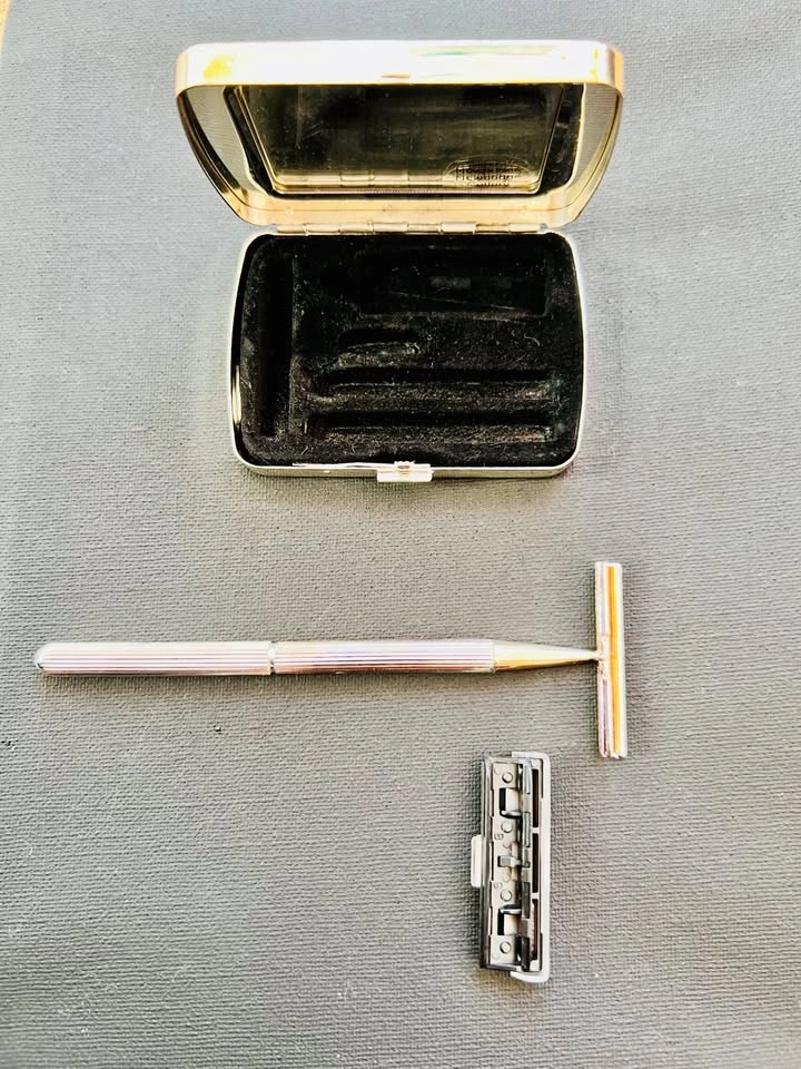 VINTAGE NEWBRIDGE SILVER TRAVEL RAZOR | $65 | One-of-a-kind - photo 2