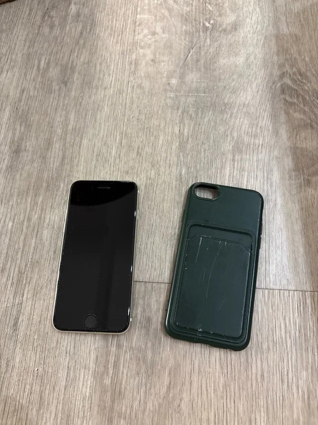 iPhone SE gen 3 128GB with case and screen protector