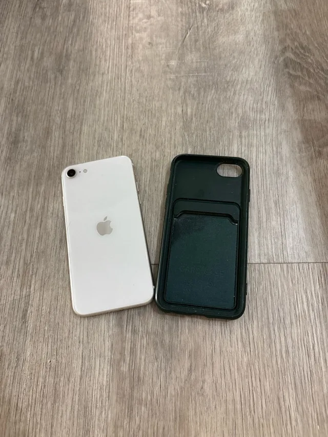 iPhone SE gen 3 128GB with case and screen protector image indicator(2)