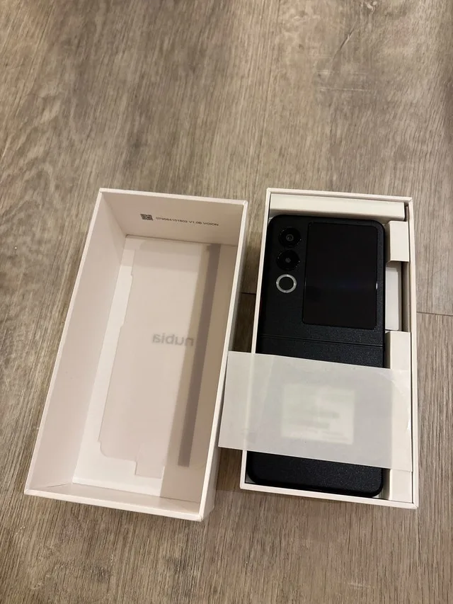 ZTE Nubia Flip 2 128 GB Cell Phone (brand new) image indicator(3)