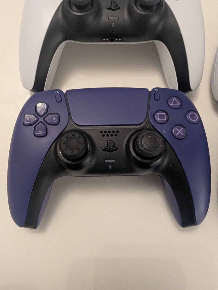 Four PlayStation 5 controllers - photo 2