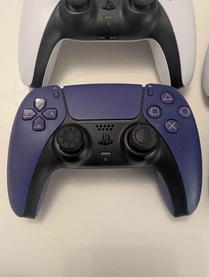 Four PlayStation 5 controllers image indicator(2)