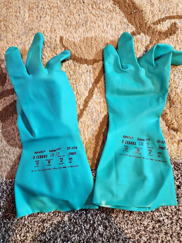 Chemical-resistant nitrile glove