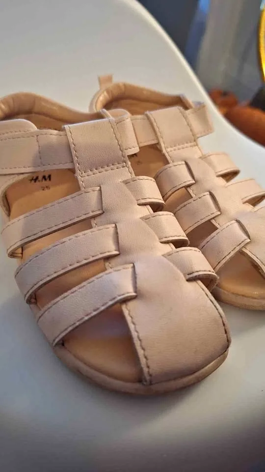 Girls Shoe/Sandal Closed Toe Size 8.5