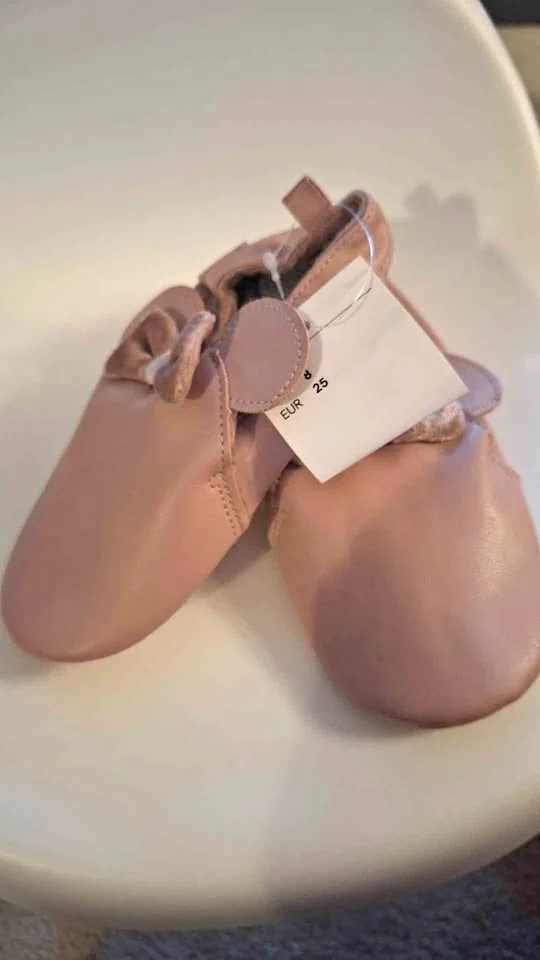 Disney Mini Mouse Pink Leather Slippers/Indoor Shoes Size 8