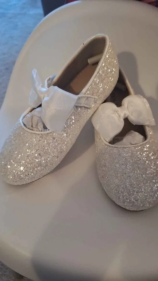 Girls Dress Flower Girl Shoes Size 8 and Size 9, two pairs. image indicator(3)