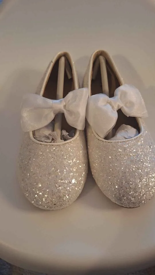 Girls Dress Flower Girl Shoes Size 8 and Size 9, two pairs. image indicator(4)