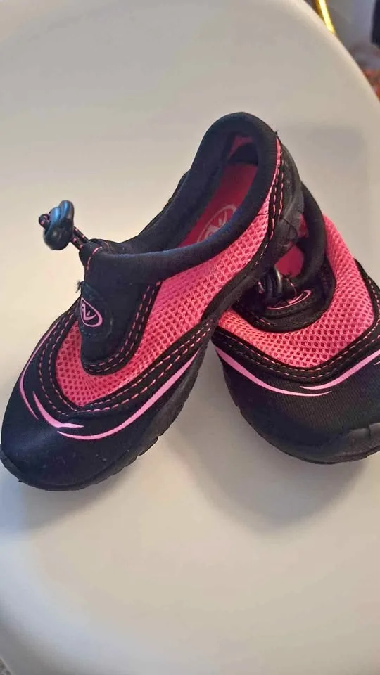 Girls Toddler Water Shoes Size 5/6