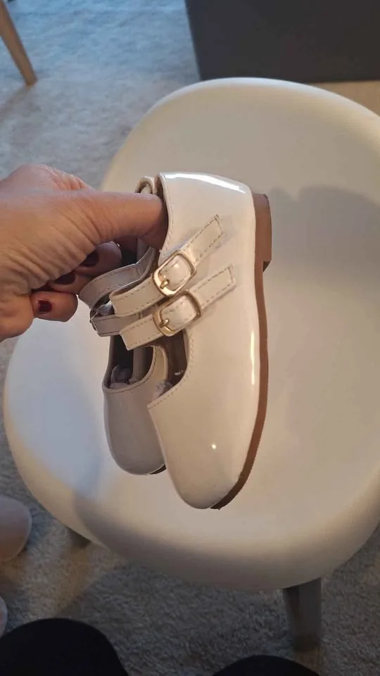 Size 7 Girls White Patent Leather Dress Shoes image indicator(2)