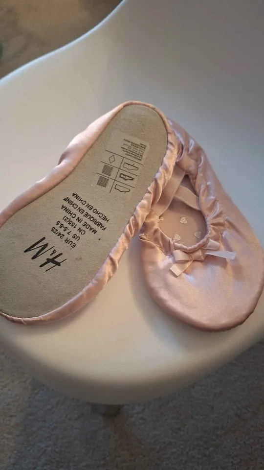 Girls Dance/Ballet Flats Size 7.5/8.5 image indicator(2)