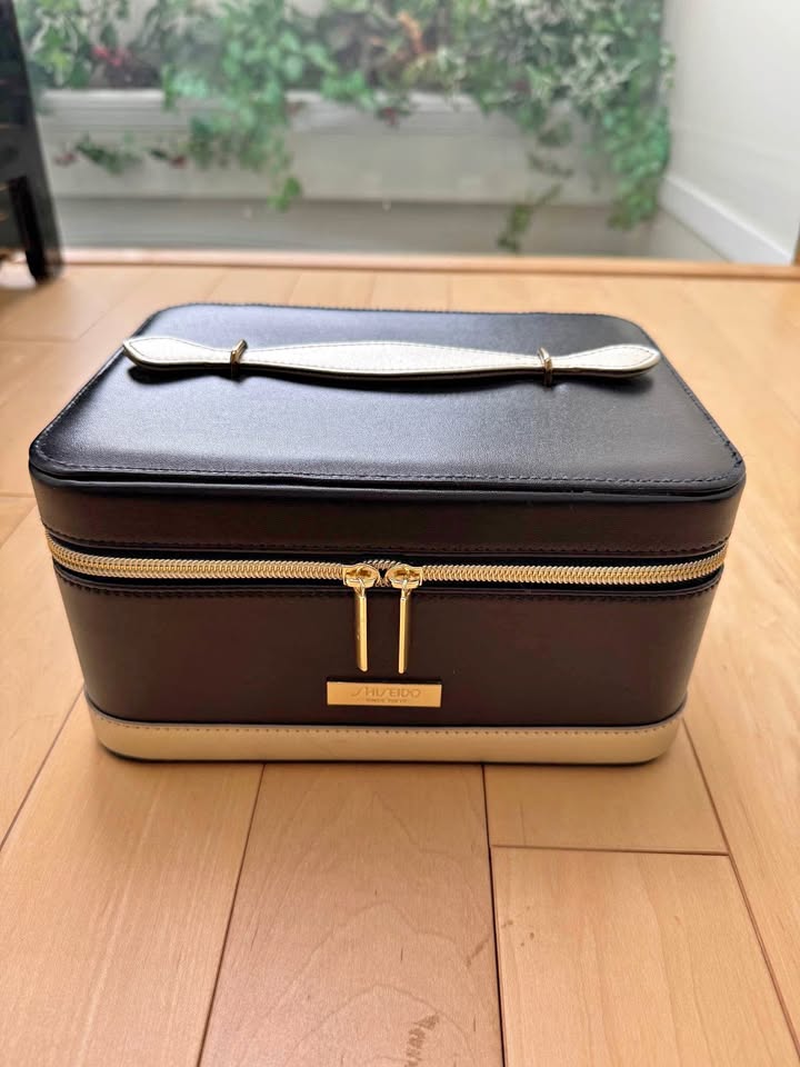Spacious Makeup/Toiletries Case with Mirror