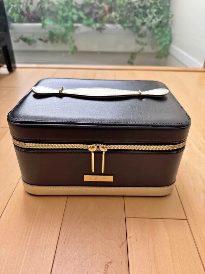 Spacious Makeup/Toiletries Case with Mirror thumbnail