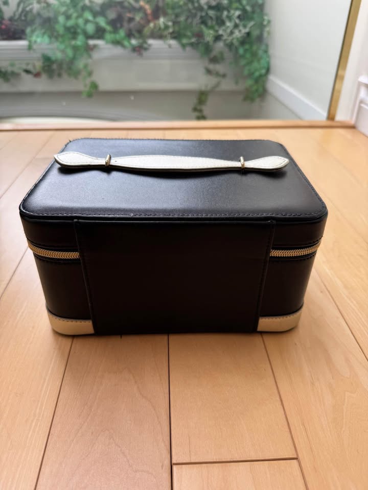 Spacious Makeup/Toiletries Case with Mirror - photo 3