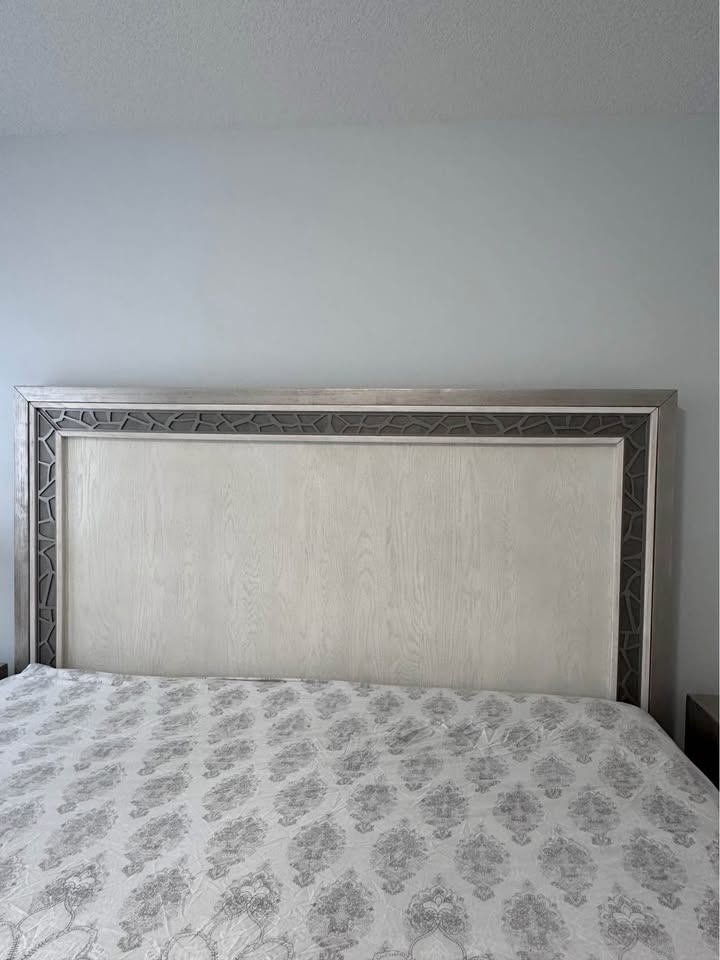 King size Bed and nightstands - photo 5