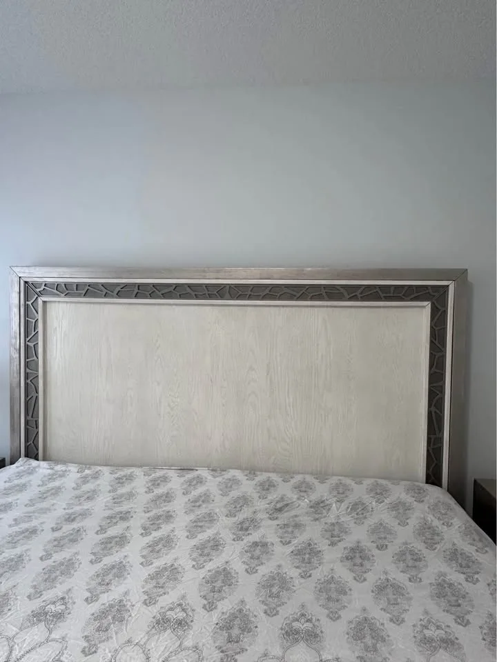 King size Bed and nightstands image indicator(5)