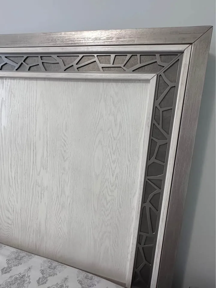 King size Bed and nightstands image indicator(8)