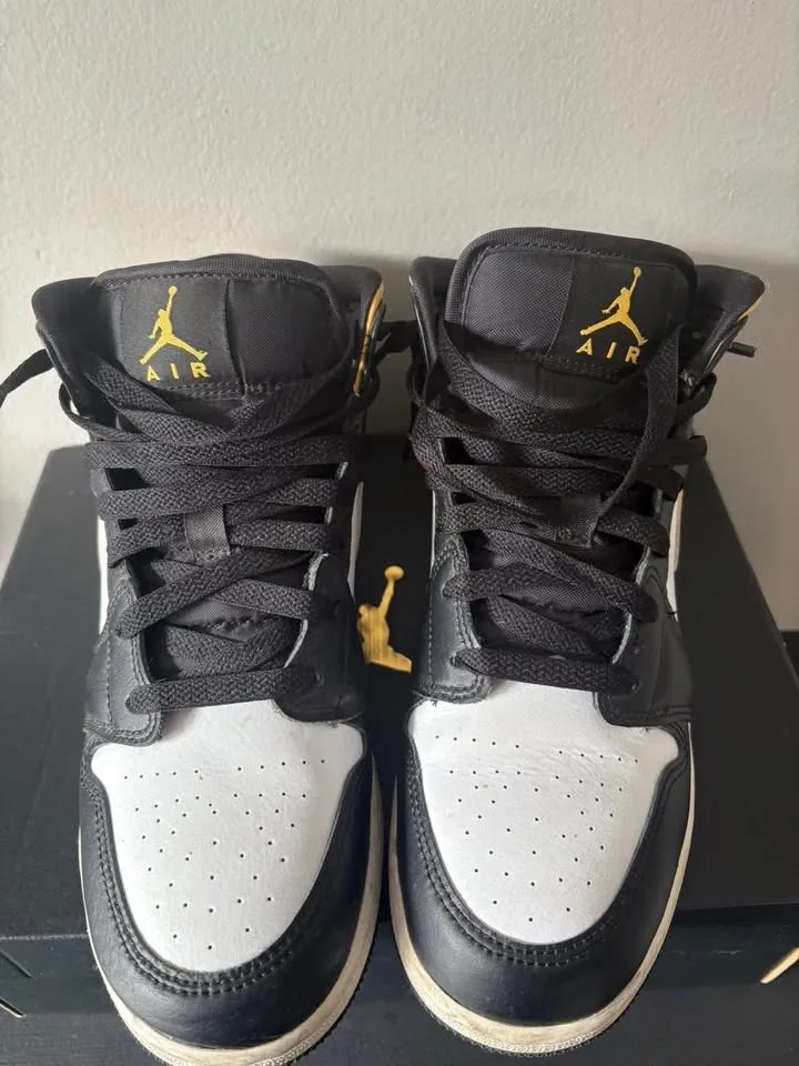 Air Jordan 1 Mid GS Size 7Y | Authentic (With Box) image indicator(2)