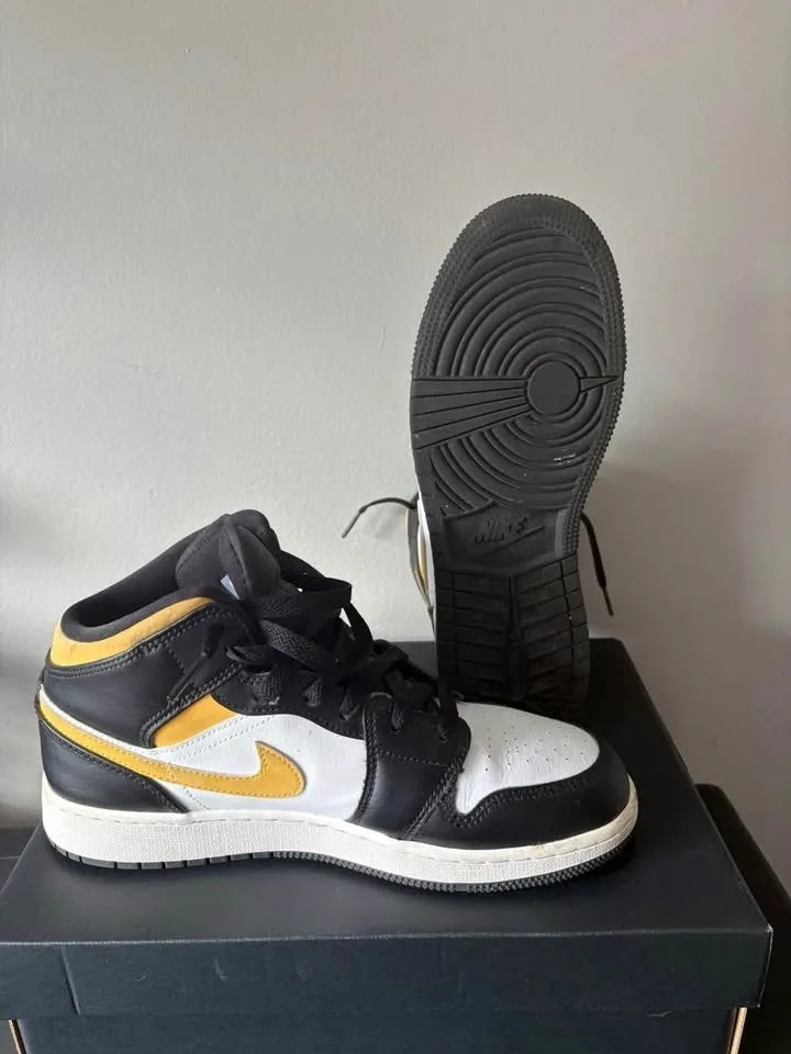 Air Jordan 1 Mid GS Size 7Y | Authentic (With Box) image indicator(3)