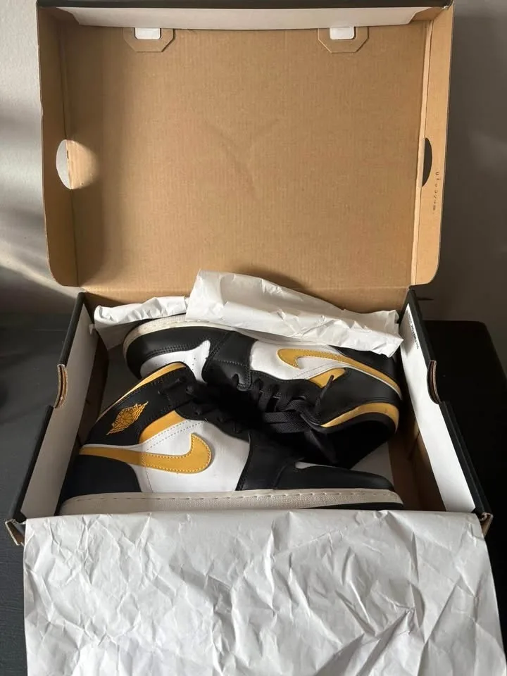 Air Jordan 1 Mid GS Size 7Y | Authentic (With Box) image indicator(5)