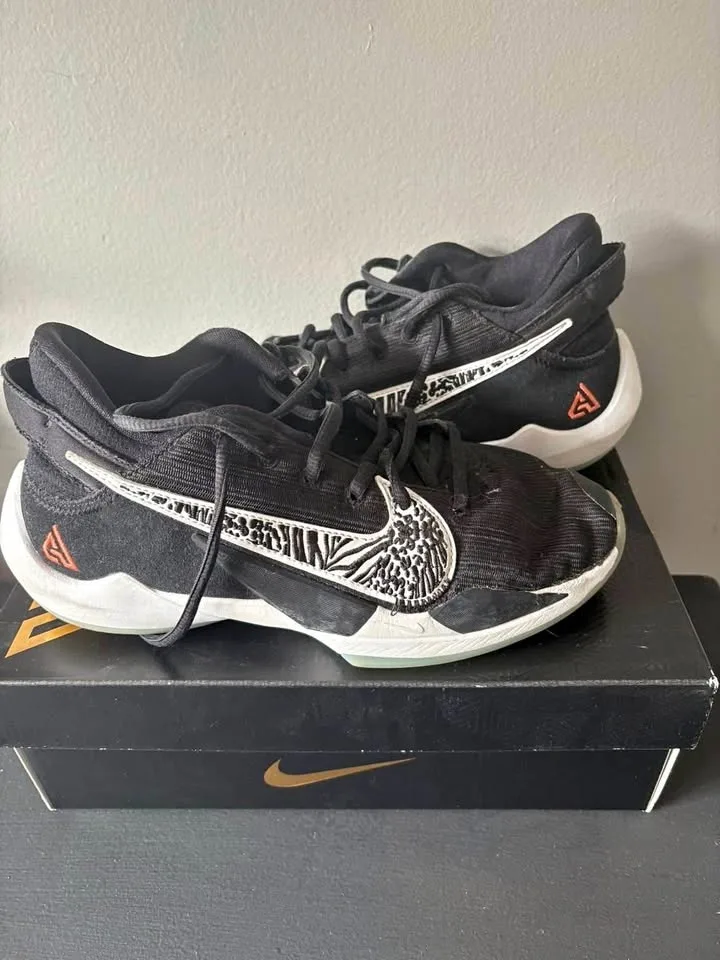 Giannis Freak 2s Size 7 Youth
