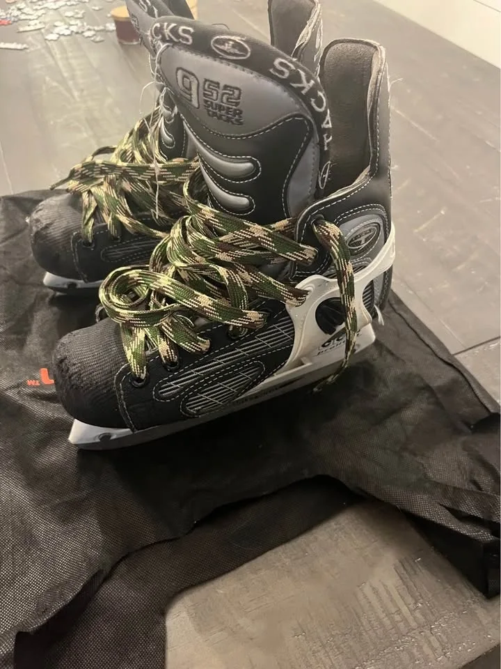 CCM 952 Super Tacks Youth Hockey Skates | Size 3 | $5 CHEAP! image indicator(2)