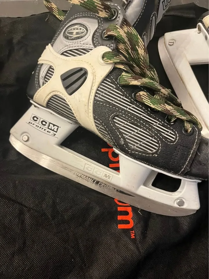 CCM 952 Super Tacks Youth Hockey Skates | Size 3 | $5 CHEAP! image indicator(3)