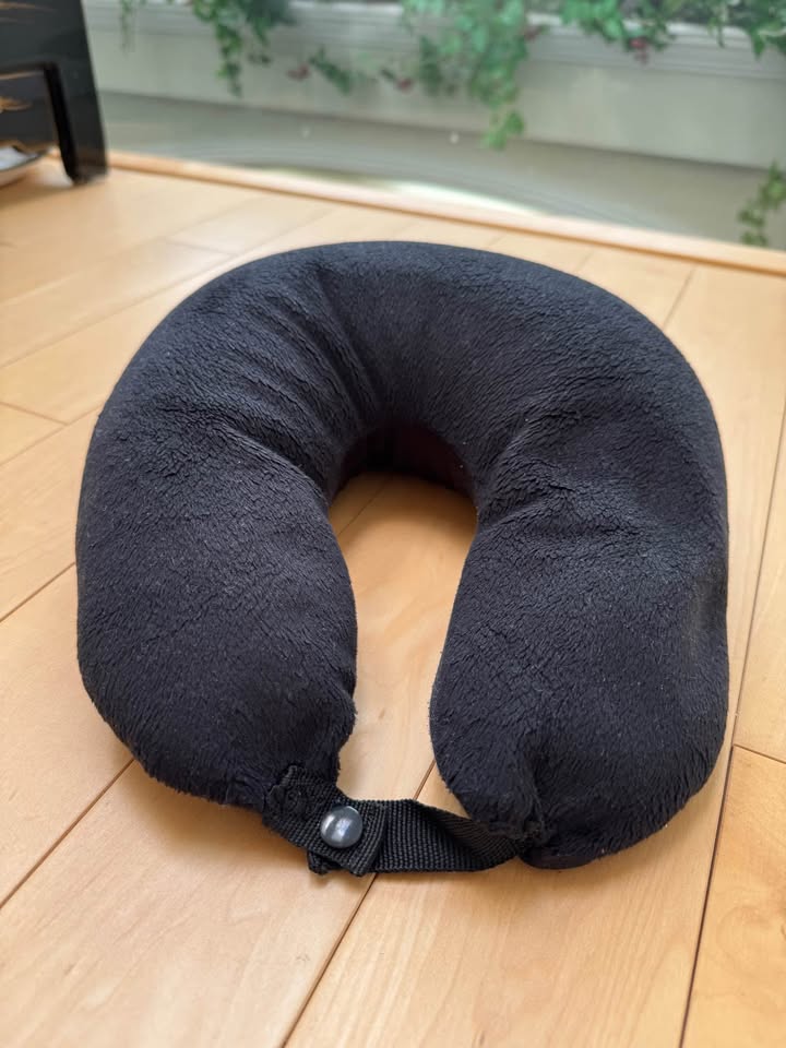 Assorted Neck Pillows - photo 4