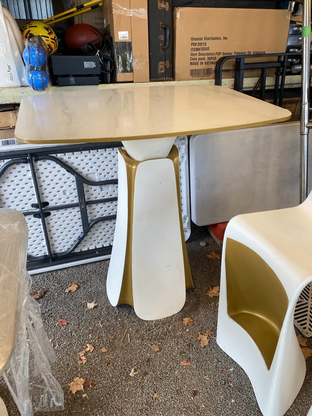 5 VONDOM Wing 28.25" Chairs + Tables - Movie Prop - photo 2