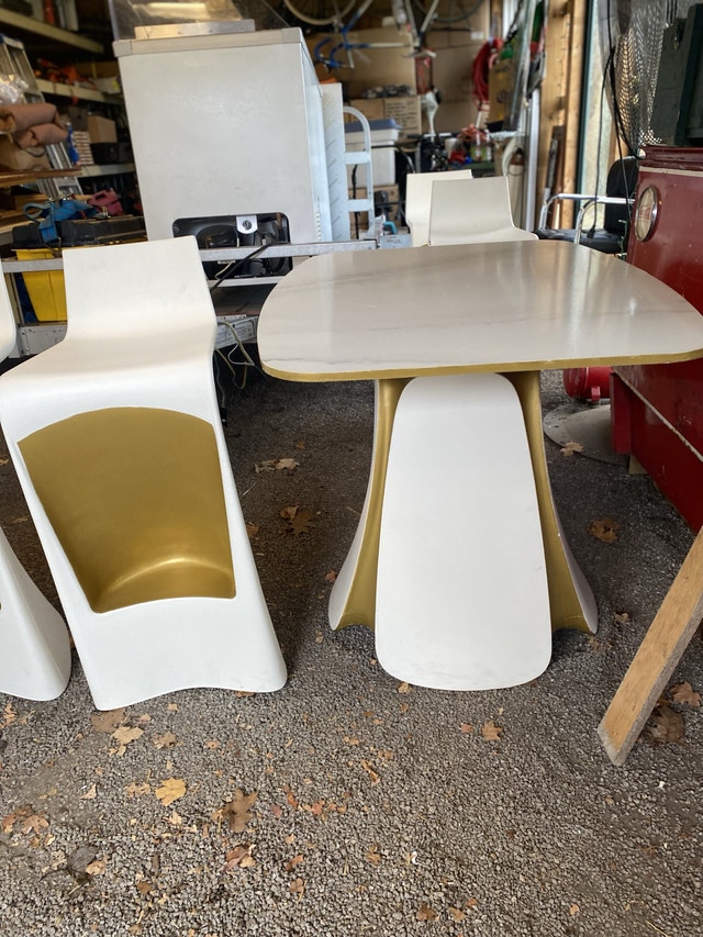 5 VONDOM Wing 28.25" Chairs + Tables - Movie Prop - photo 4