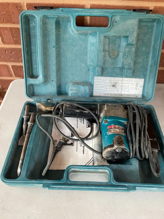 Makita power scraper model HK 1810 with 3 bits