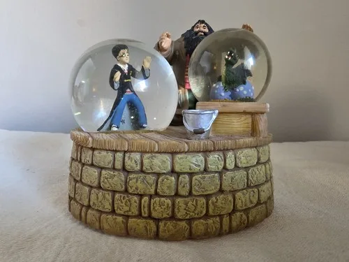ENESCO Harry Potter Musical Snow Globe Hagrid & Norbert image indicator(2)