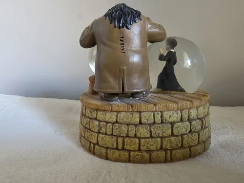 ENESCO Harry Potter Musical Snow Globe Hagrid & Norbert image indicator(3)