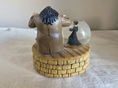 ENESCO Harry Potter Musical Snow Globe Hagrid & Norbert image indicator(5)