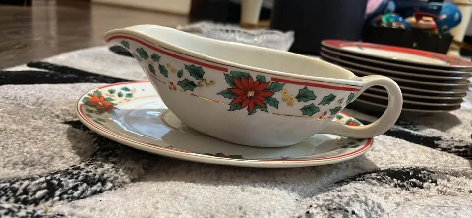 Poinsettia Christmas Dinnerware Set image indicator(2)