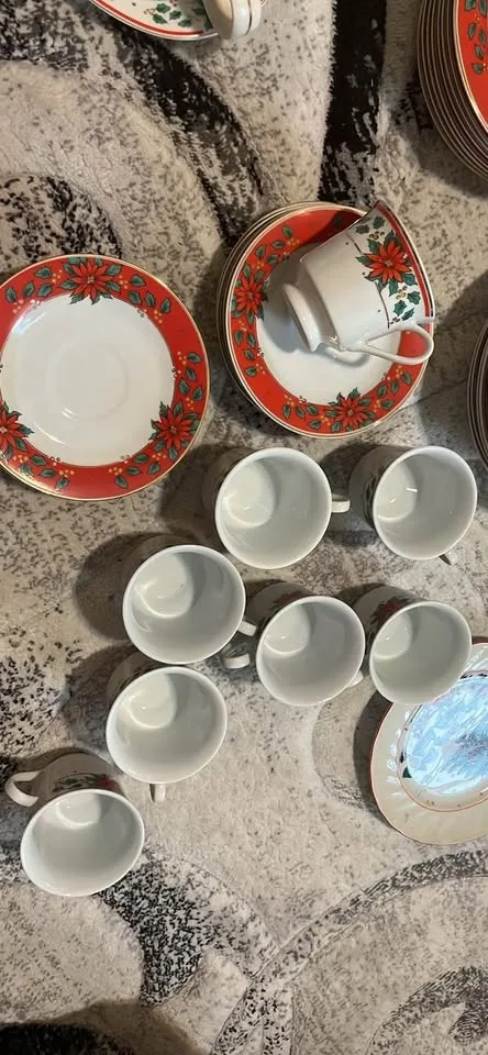Poinsettia Christmas Dinnerware Set image indicator(3)