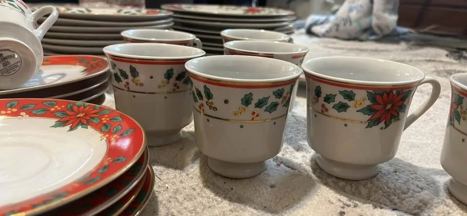 Poinsettia Christmas Dinnerware Set image indicator(4)