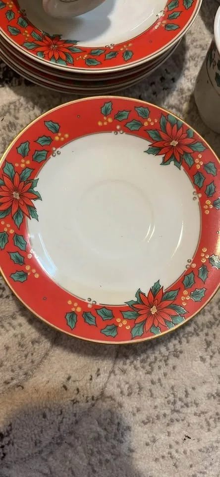 Poinsettia Christmas Dinnerware Set image indicator(5)