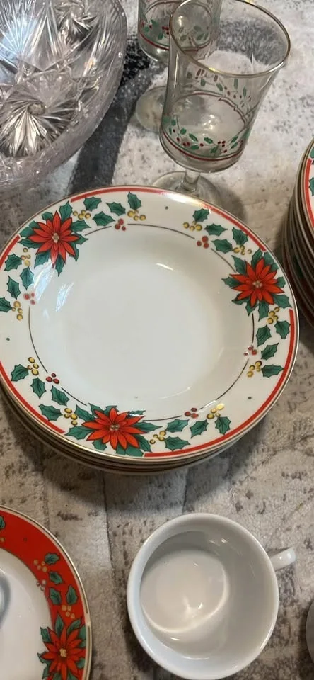 Poinsettia Christmas Dinnerware Set image indicator(7)