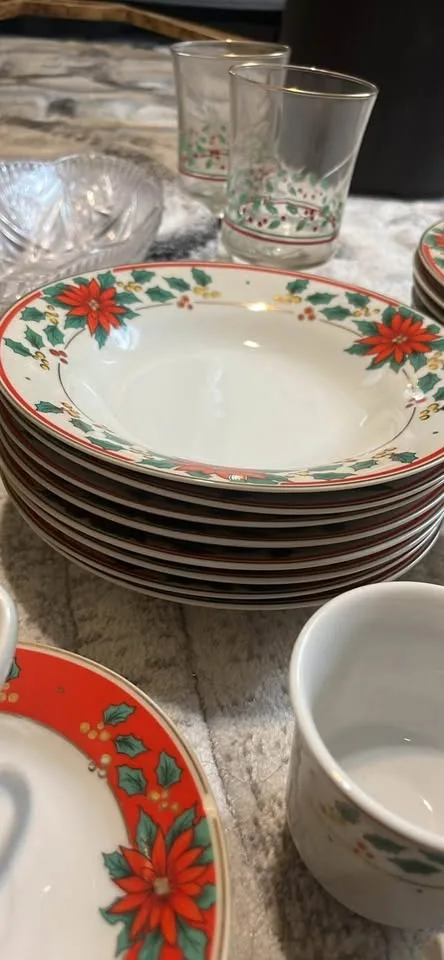 Poinsettia Christmas Dinnerware Set image indicator(8)