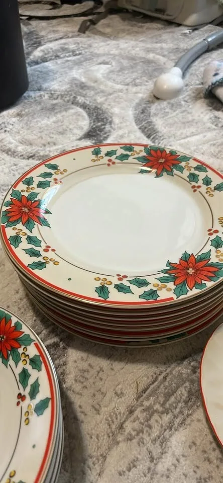 Poinsettia Christmas Dinnerware Set image indicator(9)