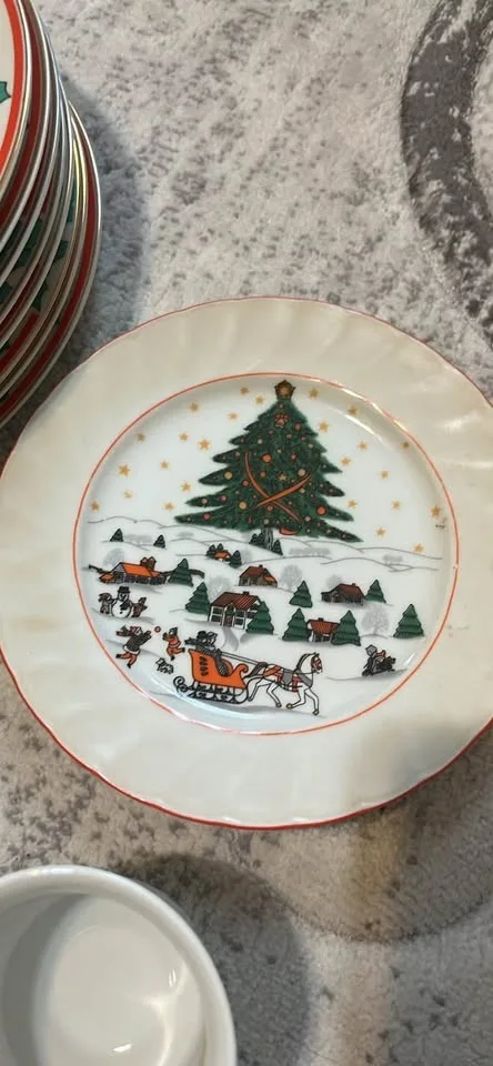 Poinsettia Christmas Dinnerware Set image indicator(10)