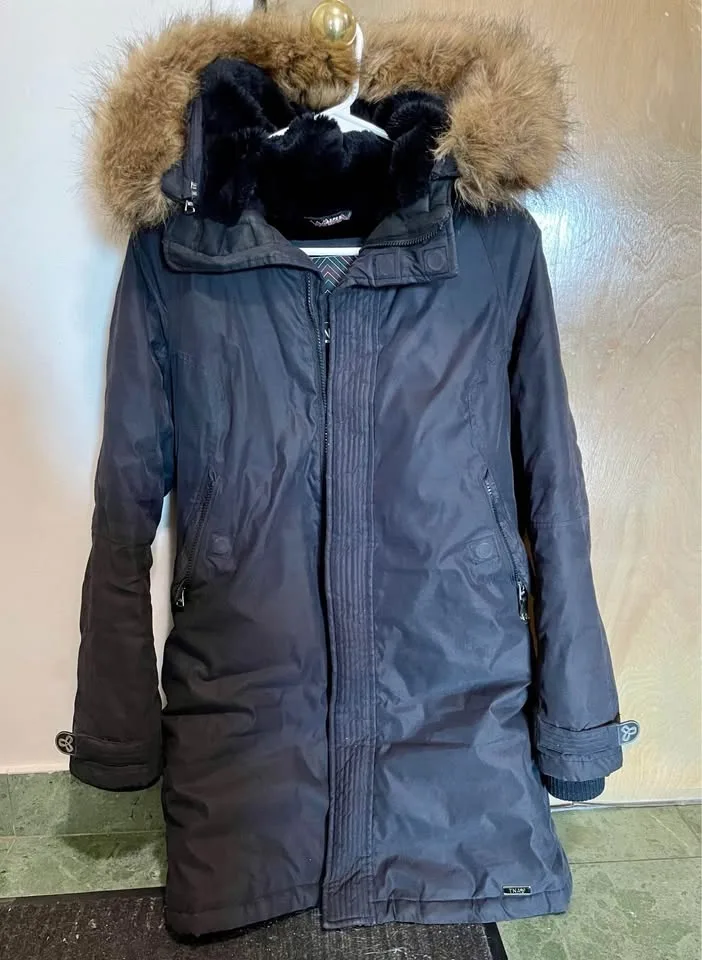 Aritzia- TNA Aspen long black parka jacket image indicator(3)