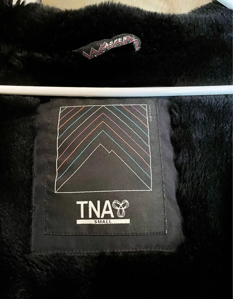 Aritzia- TNA Aspen long black parka jacket image indicator(5)