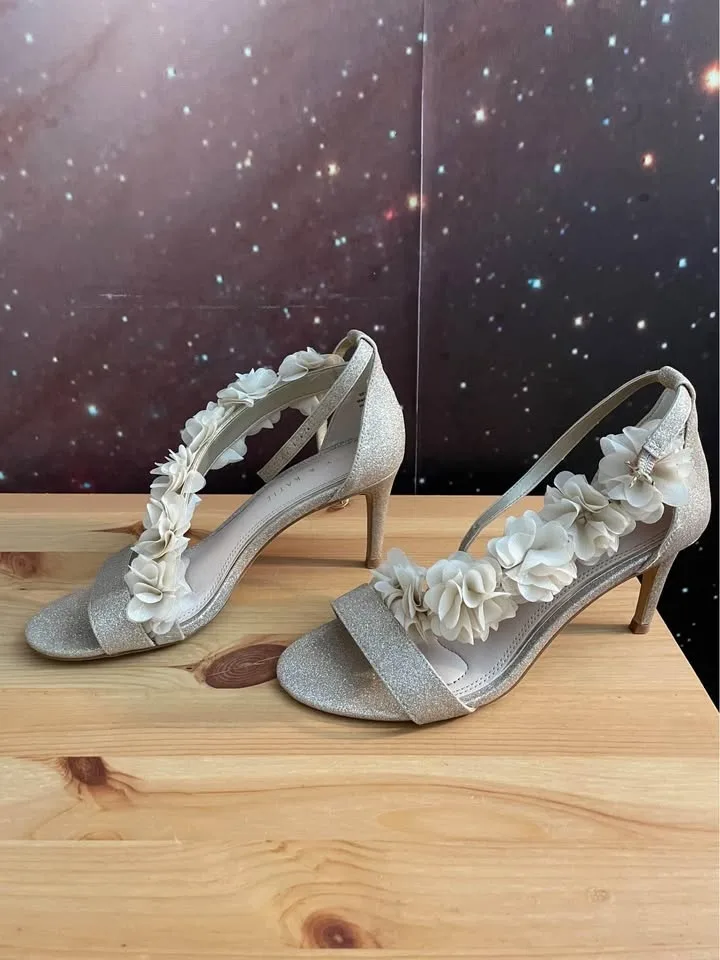 Woman’s shoe- Kelley and Katie gold sparkle pump image indicator(2)