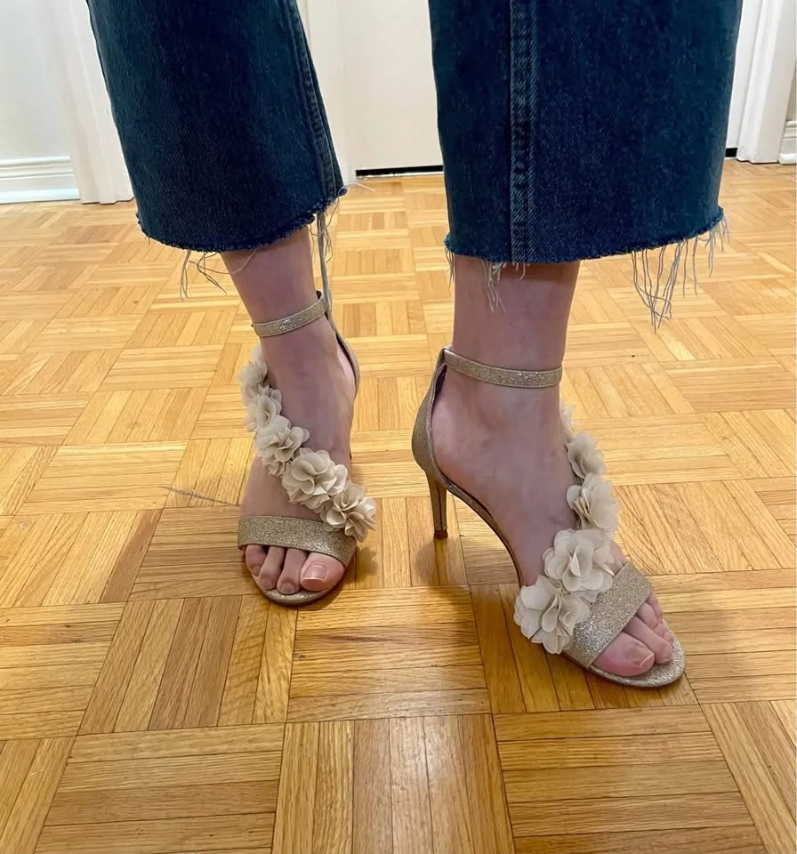 Woman’s shoe- Kelley and Katie gold sparkle pump image indicator(5)